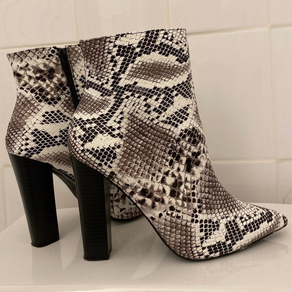 High heel faux snake skin booties 😍